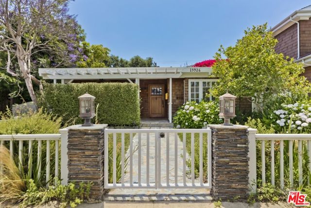 15926 Temecula St, Pacific Palisades, CA 90272