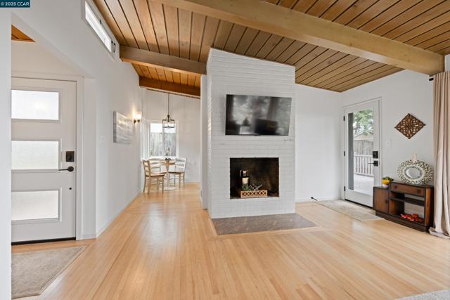 Image 8 of 39 For 256 Fairlawn Dr