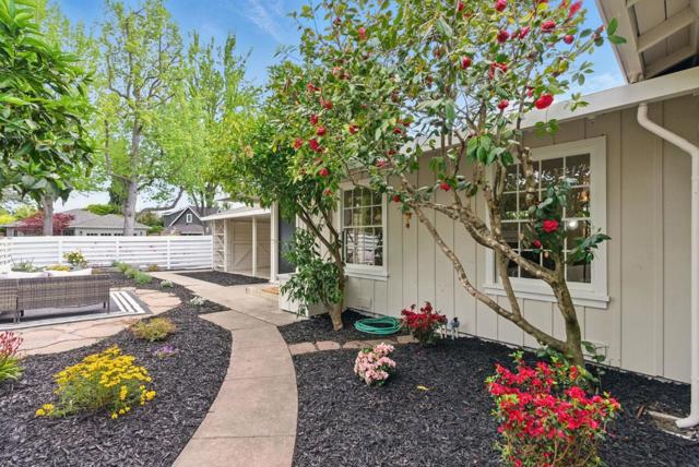 279 Oakhurst Place, Menlo Park CA: https://media.crmls.org/mediaz/c13c8210-4391-4175-9001-e83e6e1d7816.jpg