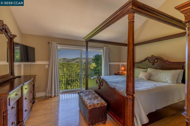 6082 Slopeview Ct, Castro Valley CA: https://media.crmls.org/mediaz/c13ce378-7b3a-42e4-aad0-28ba4c238330.jpg