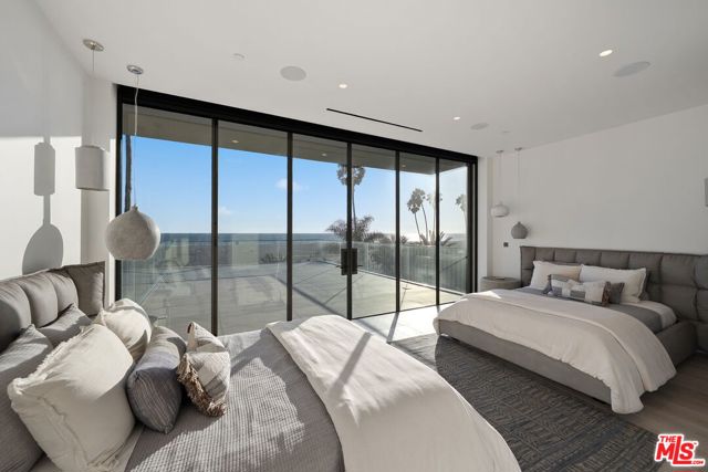 Image 31 of 47 For 938 Palisades Beach Road