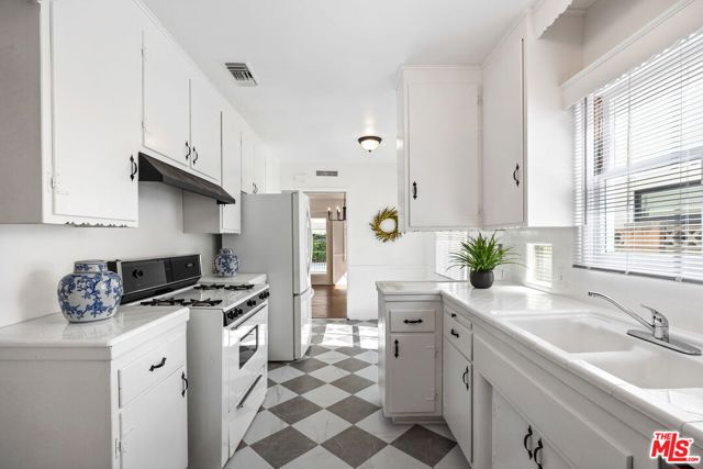 15519 Huston Street, Encino CA: https://media.crmls.org/mediaz/c13d54ec-f6ef-460d-a436-1170b6c27738.jpg