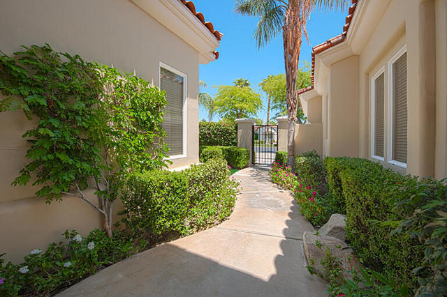 379 Tomahawk Drive, Palm Desert CA: https://media.crmls.org/mediaz/c13d9e3f-202a-4775-a644-8157dbe9b75b.jpg