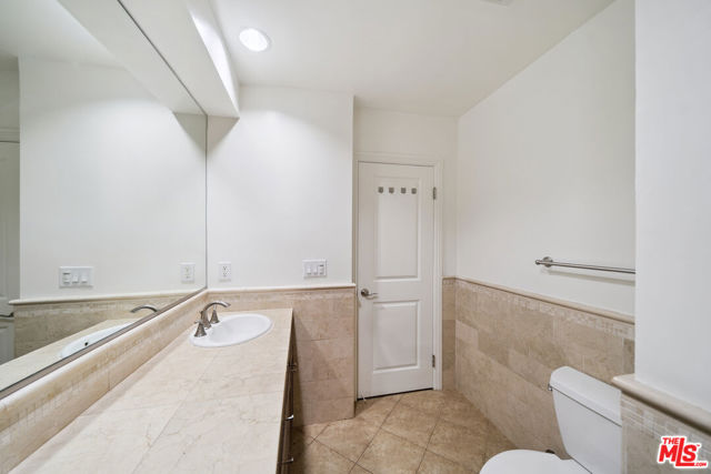 133 N Swall Drive, Beverly Hills CA: https://media.crmls.org/mediaz/c13e0e3c-f36f-4f32-a8b4-b1576f013a46.jpg