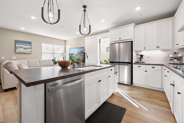 Detail Gallery Image 10 of 44 For 13085 Olympus Cir #1,  Poway,  CA 92064 - 3 Beds | 2/1 Baths