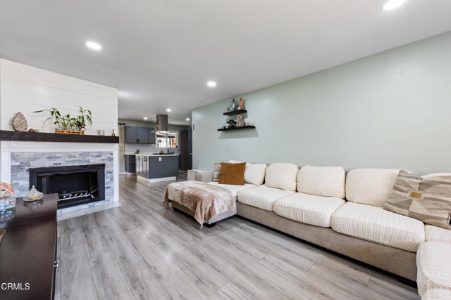 1437 Exeter Avenue, Ventura CA: https://media.crmls.org/mediaz/c13e8e60-1f4c-4f45-b583-dd1c6e8c6897.jpg