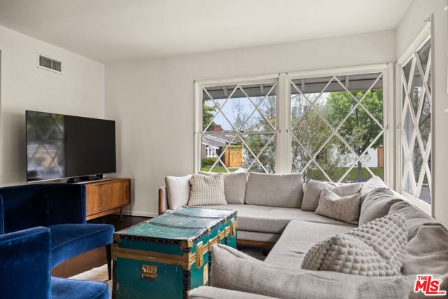 11121 Franklin Avenue, Culver City CA: https://media.crmls.org/mediaz/c13fa119-f963-46e7-9a23-b48dcd8fe3d7.jpg