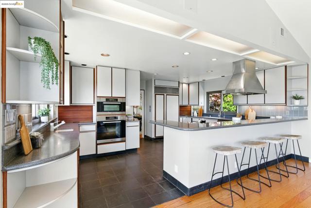 25 Holyrood Manor, Oakland CA: https://media.crmls.org/mediaz/c13feaa9-e43f-426e-925b-f088d53c2965.jpg