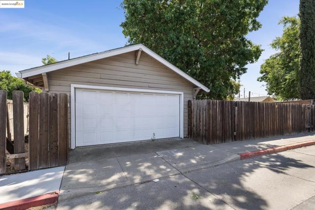2670 Crescent Dr, Concord CA: https://media.crmls.org/mediaz/c1400c44-b288-4d8d-b264-8310fa037746.jpg