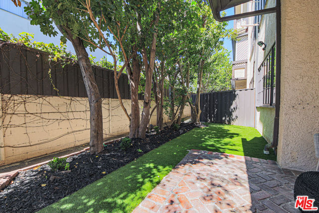 133 S Oakhurst Drive, Beverly Hills CA: https://media.crmls.org/mediaz/c140cf5c-932c-4d51-aa3b-175fdb0ec459.jpg