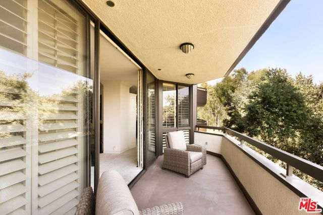 300 N Swall Drive, Beverly Hills CA: https://media.crmls.org/mediaz/c140f608-0b13-49d4-be76-aa40b763d13a.jpg