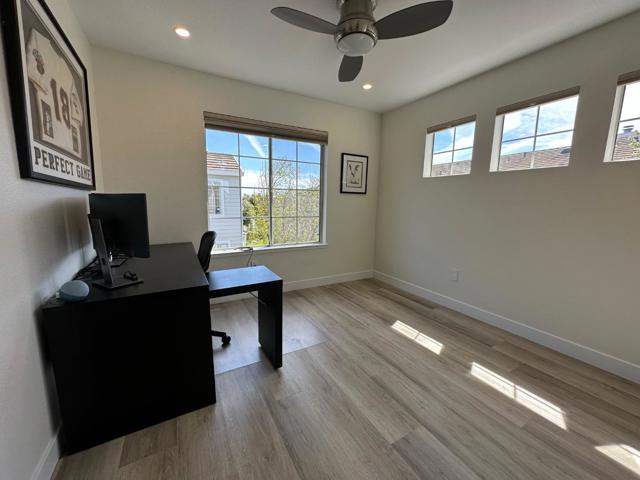 1 Passage Lane, Redwood City CA: https://media.crmls.org/mediaz/c1413697-1ba6-4803-a473-2123fcf44fa7.jpg