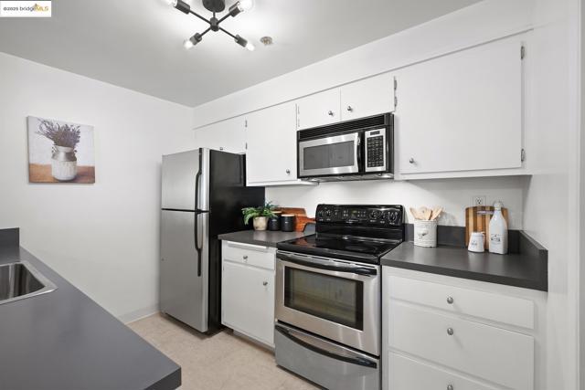 5405 Carlton St, Oakland CA: https://media.crmls.org/mediaz/c1419763-82af-4a4b-84ad-d7035b6bb160.jpg