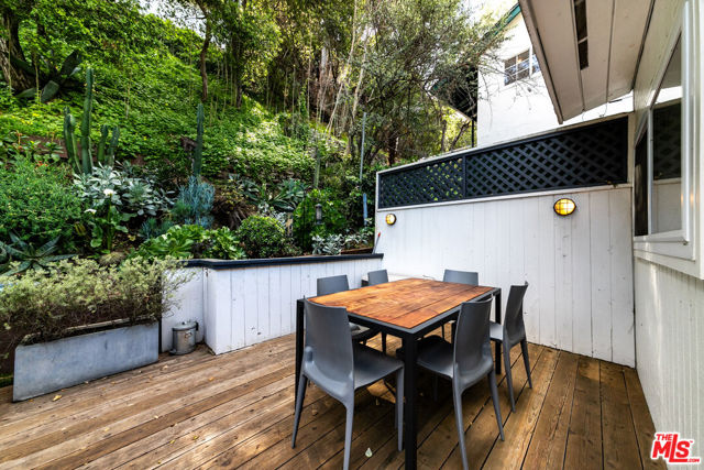 8328 Kirkwood Drive, Los Angeles CA: https://media.crmls.org/mediaz/c14208e9-2023-4034-955a-19008f707c28.jpg