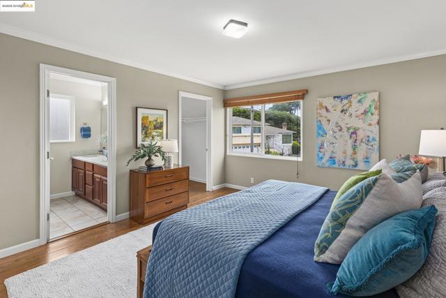 21 Maggiora Ct, Oakland CA: https://media.crmls.org/mediaz/c1443dcd-6e19-4d18-8dc7-f134283655d8.jpg
