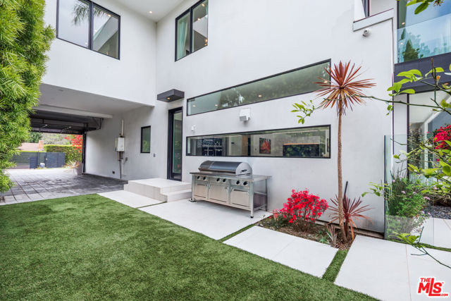 511 N Rexford Drive, Beverly Hills CA: https://media.crmls.org/mediaz/c1451a63-620e-4649-b307-ba9791b40302.jpg