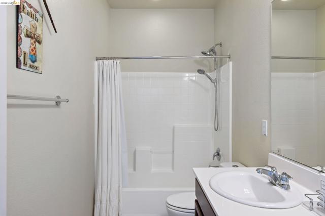 2469 Talaria Dr, Oakley CA: https://media.crmls.org/mediaz/c145783d-1750-4215-8dd5-5ad2a786079e.jpg