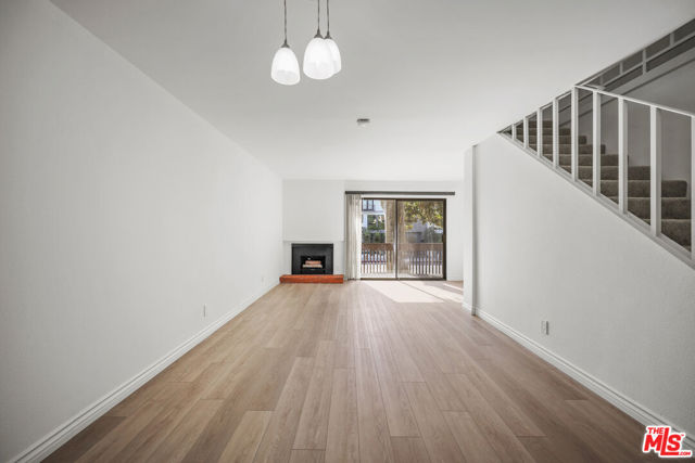 15207 Magnolia Boulevard, 116 photo 2