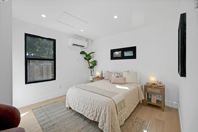5229 Miles Ave, Oakland CA: https://media.crmls.org/mediaz/c146aa22-4153-4984-97be-ae8e272750b8.jpg