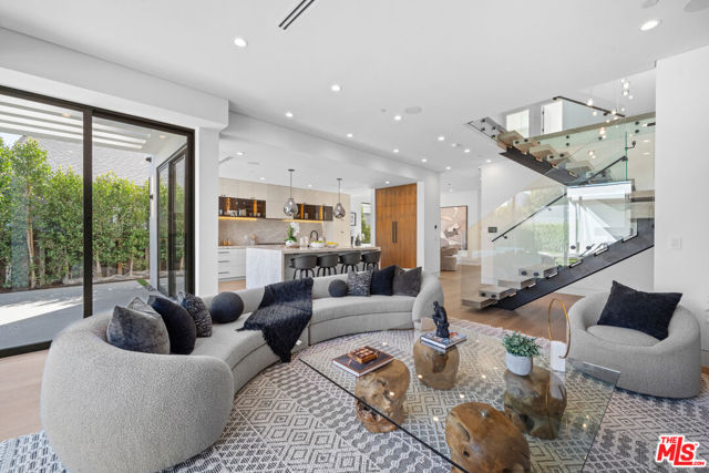 4818 Norwich Avenue, Sherman Oaks CA: https://media.crmls.org/mediaz/c14802dc-b354-49e3-9bab-06a827e050bf.jpg