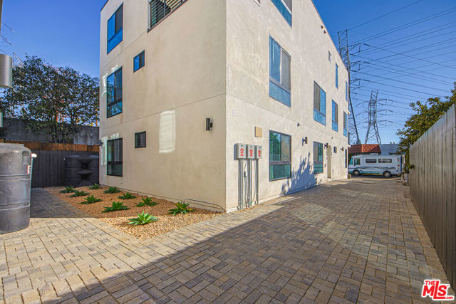 5709 Auckland Avenue, North Hollywood CA: https://media.crmls.org/mediaz/c1481c07-c7d7-4775-8a21-e4069ea7779c.jpg