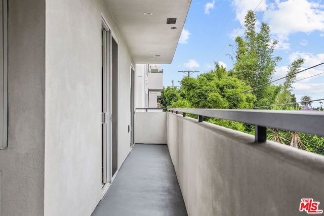 429 N Hayworth Avenue, Los Angeles CA: https://media.crmls.org/mediaz/c14ba525-6d4c-45cf-bc31-35176fb5d748.jpg