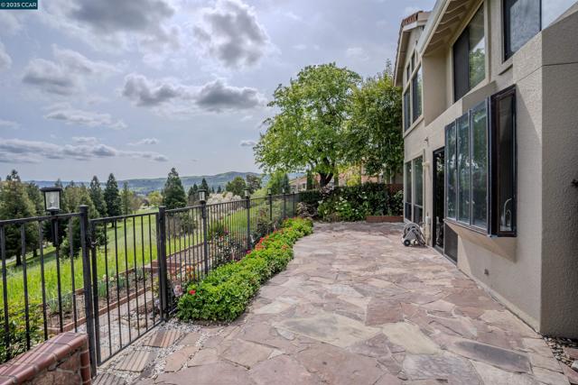 772 Lakemont Pl, San Ramon CA: https://media.crmls.org/mediaz/c14bb5ea-5cc8-4d6a-bd3a-121b6297767e.jpg