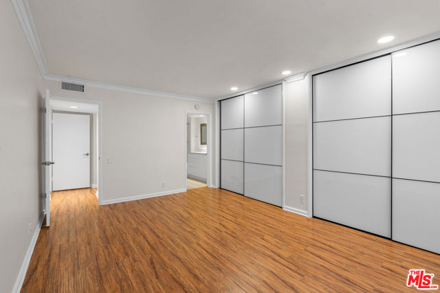 818 S Lucerne Boulevard, Los Angeles CA: https://media.crmls.org/mediaz/c14bc690-a9db-4776-b720-15443544ad02.jpg