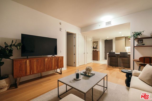 889 Francisco Street, Los Angeles CA: https://media.crmls.org/mediaz/c14c0105-04ba-4df5-80ac-e299e3ffe5ae.jpg