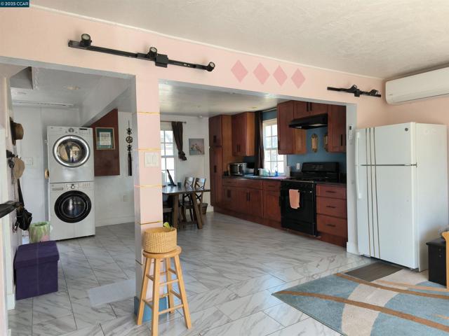 13 Werden St, Vallejo CA: https://media.crmls.org/mediaz/c14cc87c-ca26-4406-891d-17ed972ee450.jpg