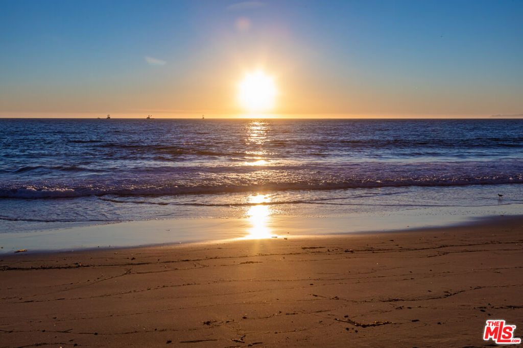 https://media.crmls.org/mediaz/c14cf4d9-3b8e-40e1-8381-dca0fd7e3619.jpg?preset=X-Large