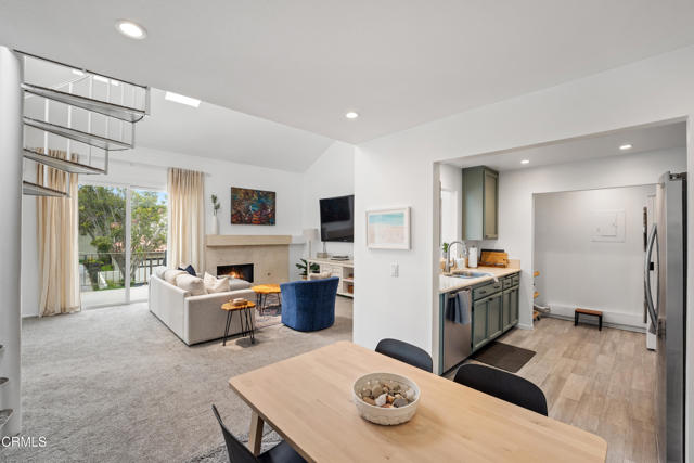 2287 Martinique Lane, Oxnard CA: https://media.crmls.org/mediaz/c14d0fff-edd2-4cc8-8119-8394fba4503d.jpg