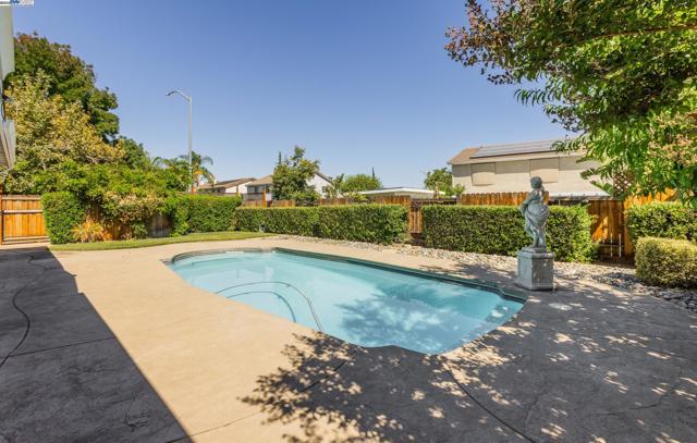 261 Kelley Mist Ct, Tracy CA: https://media.crmls.org/mediaz/c14fcbb5-f093-4241-8aa5-a2cc18fd72b2.jpg