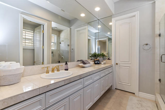 48644 Vista Palomino, La Quinta CA: https://media.crmls.org/mediaz/c1509973-63dc-4658-b5b1-75e9d2033135.jpg