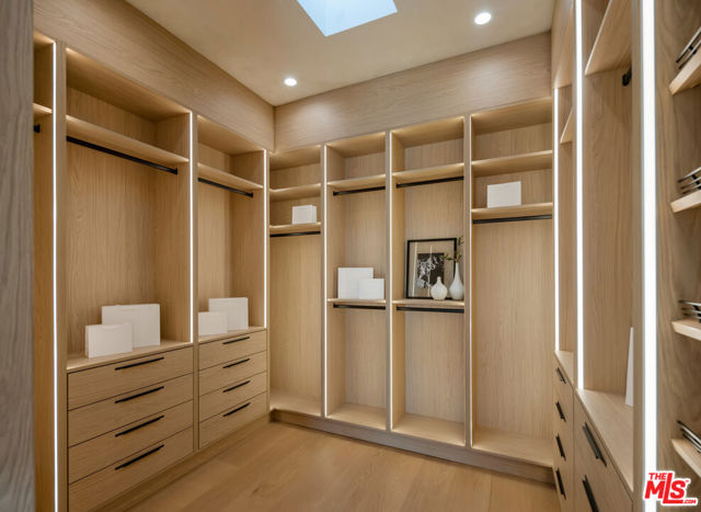 4029 East Boulevard, Los Angeles CA: https://media.crmls.org/mediaz/c15212b9-577e-47af-8c58-7c51af002435.jpg