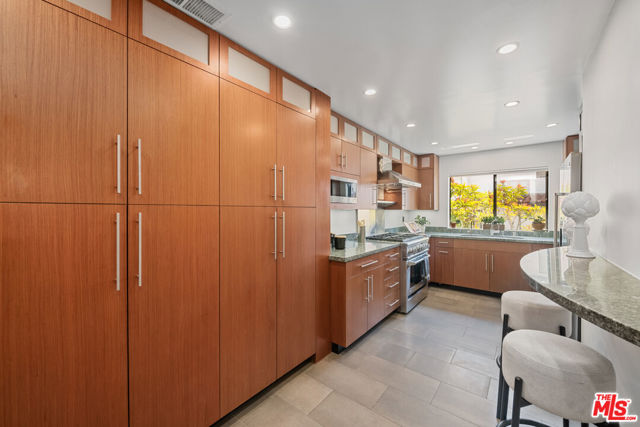 1553 Michael Lane, Pacific Palisades CA: https://media.crmls.org/mediaz/c152438d-6400-43b7-a5b7-5375f09cd47d.jpg