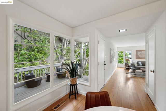 679 Mandana Blvd, Oakland CA: https://media.crmls.org/mediaz/c1527293-9d7e-4d43-bddb-32eb2c7c7f44.jpg