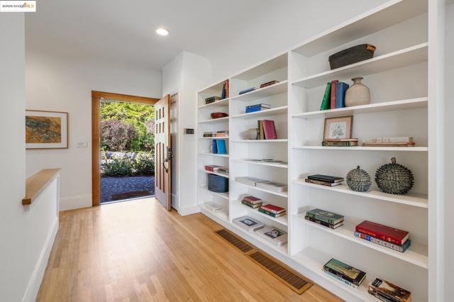 2671 Shasta Rd, Berkeley CA: https://media.crmls.org/mediaz/c15289a2-40db-4cc7-bdb0-97b4664b58d7.jpg