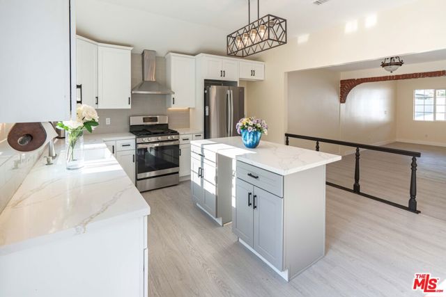 9701 Wheatland Avenue, Sunland CA: https://media.crmls.org/mediaz/c1541462-f105-45e1-a6e1-a0d2110a1f2e.jpg