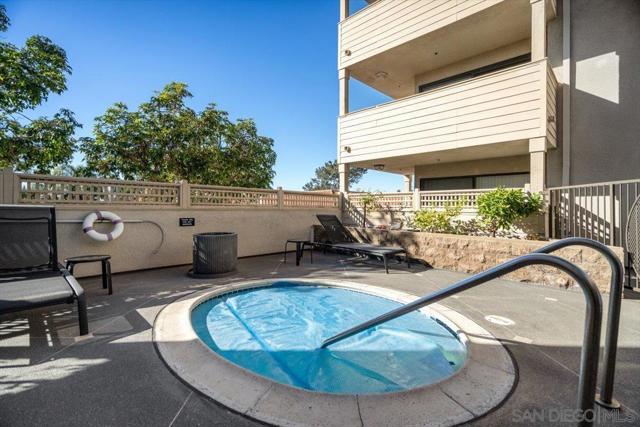 7550 Eads Ave, La Jolla CA: https://media.crmls.org/mediaz/c1554e6f-8909-4ec1-97e5-9d9f07f719a4.jpg