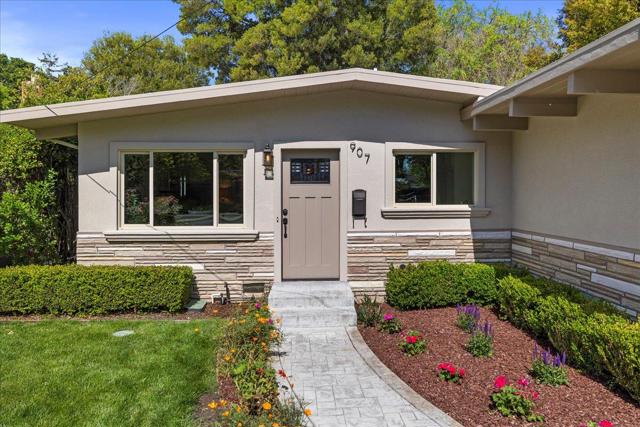 907 Christopher Way, Menlo Park CA: https://media.crmls.org/mediaz/c1564e20-b3a4-4510-aad3-aa4ab48cbf85.jpg