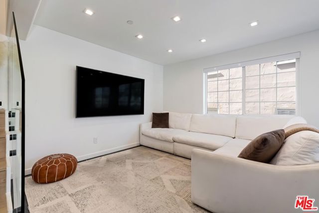 1521 S HAYWORTH Avenue, Los Angeles CA: https://media.crmls.org/mediaz/c1565380-40f1-41bf-b847-18066d53cc76.jpg