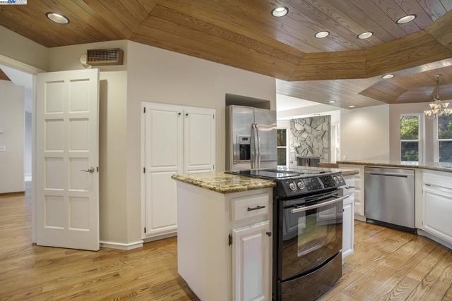 3 BLACKHAWK CLUB CT, Danville CA: https://media.crmls.org/mediaz/c15851b0-bf0a-44c0-a708-4f6e3a111674.jpg