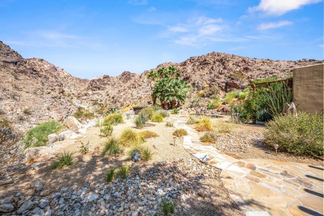 72275 Upper W Way, Palm Desert CA: https://media.crmls.org/mediaz/c1590dde-ae50-4734-9b47-316bb882df17.jpg