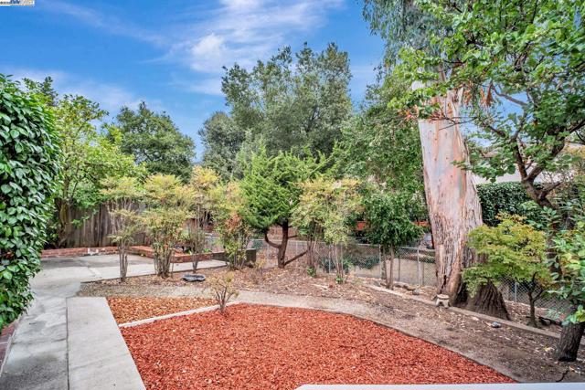 18760 Sandy Rd, Castro Valley CA: https://media.crmls.org/mediaz/c1594e8f-e98d-45dc-a10b-e3beec89c430.jpg