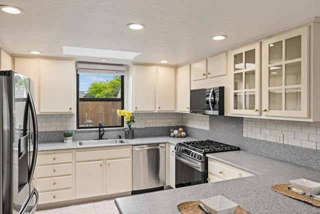 303 Del Robles Avenue, Monterey CA: https://media.crmls.org/mediaz/c15a10fd-65fd-4cc8-aee4-1826befebe0d.jpg