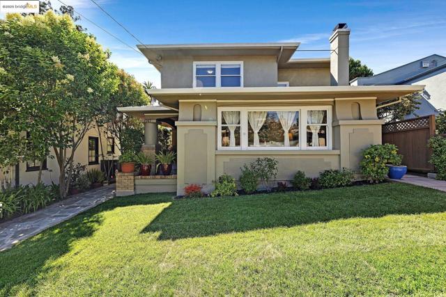 1047 Ranleigh Way, Piedmont CA: https://media.crmls.org/mediaz/c15a285e-b8ae-4e10-b545-d50cb9d43440.jpg
