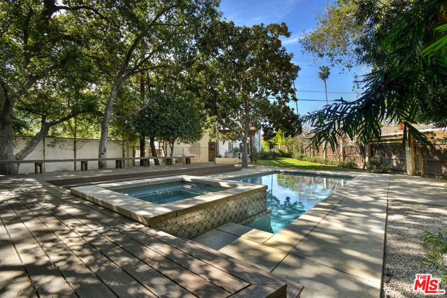 4352 Forman Avenue, Toluca Lake CA: https://media.crmls.org/mediaz/c15b2e4d-7473-476b-aa6e-1148c67bb04e.jpg