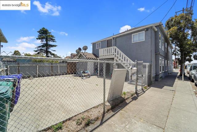 203 Bissell Ave, Richmond CA: https://media.crmls.org/mediaz/c15b36fe-12f6-45a4-9ff6-f3387c309fbc.jpg