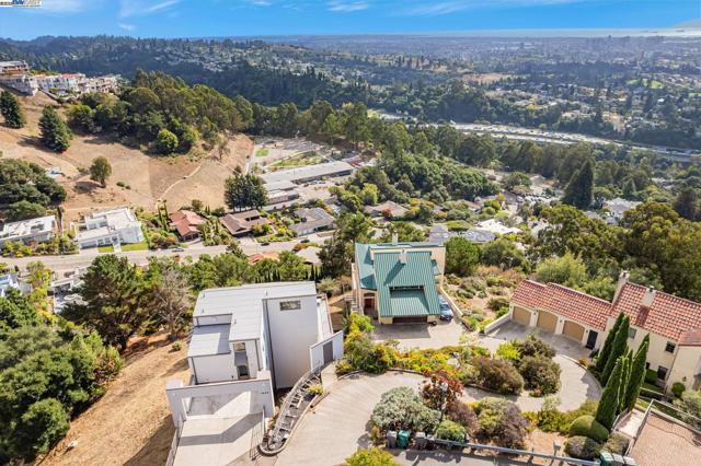 1522 Grand View Drive, Berkeley CA: https://media.crmls.org/mediaz/c15bf892-9560-4b4a-9b44-da193af2c70a.jpg